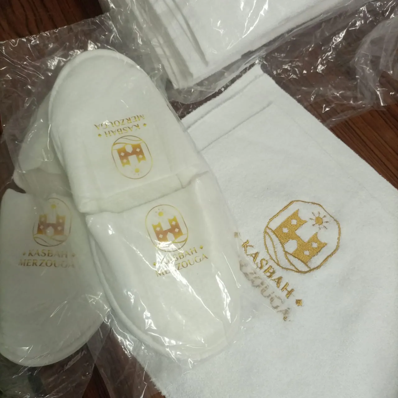 pantoufles et serviettes.webp