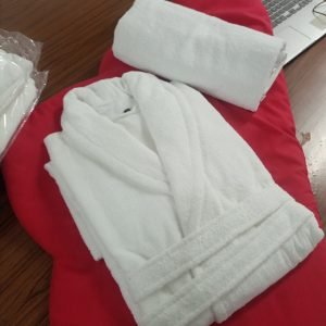 Peignoir Blanc en Éponge avec Serviette de Bain